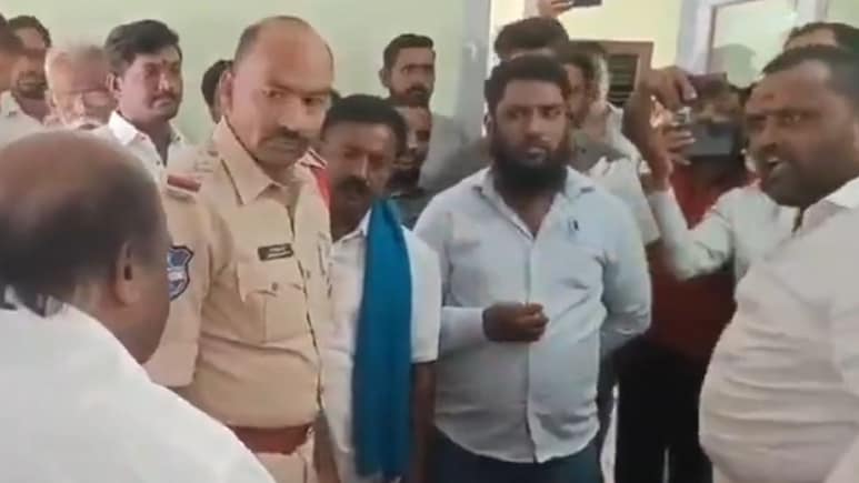 गैर-मुस्लिम छात्रों को उर्दू सिखाने के आरोप में तेलंगाना में बवाल, प्रिंसिपल से मारपीट; BJP नेताओं सहित 20 लोगों पर FIR