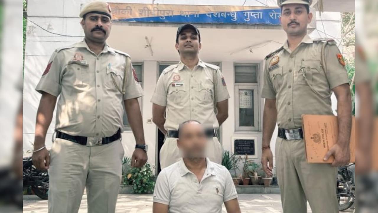 अतिरिक्त कलेक्टर बनकर 60 लाख की ठगी! दिल्ली में फर्जी अफसर गिरफ्तार, कार-स्कूटी भी जब्त
