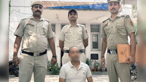 अतिरिक्त कलेक्टर बनकर 60 लाख की ठगी! दिल्ली में फर्जी अफसर गिरफ्तार, कार-स्कूटी भी जब्त
