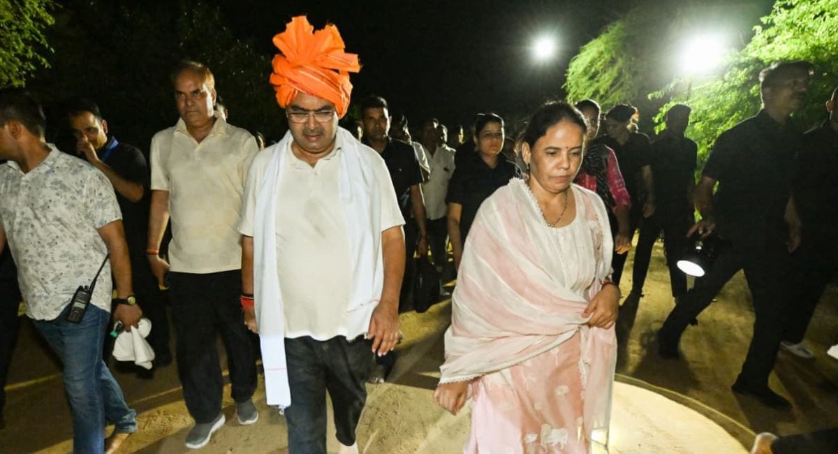 सीएम भजनलाल शर्मा ने गिरिराज जी की परिक्रमा की. सीएम भजनलाल शर्मा ने गिरिराज जी की परिक्रमा की.