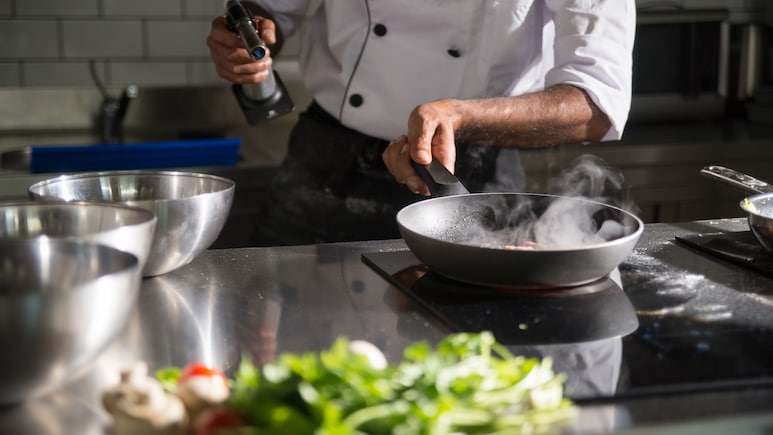 Zero Oil Cooking: बिना एक बूंद तेल के भी बन सकता है स्वादिष्ट खाना, जानिए क्यों बढ़ रहा है यह ट्रेंड