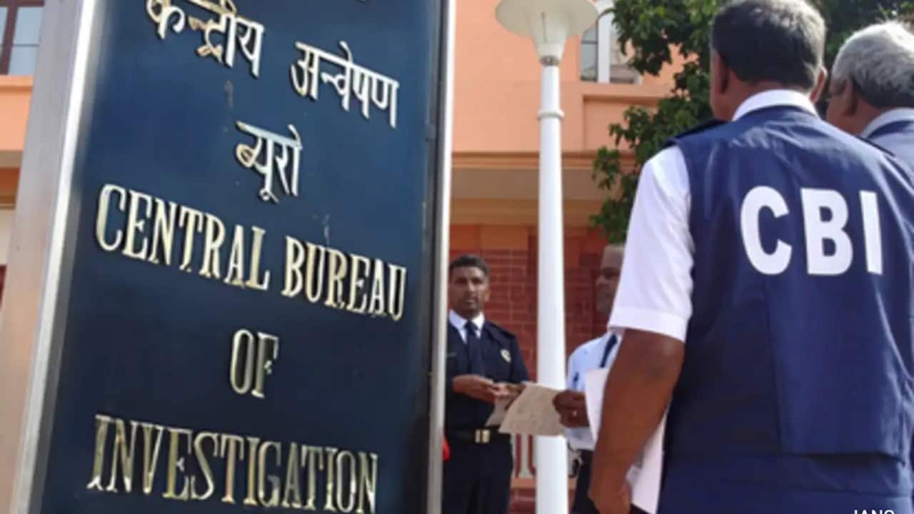 यूपी में सरकारी फंड के घोटाले पर चला CBI का हंटर, 5 जिलों में 14 ठिकानों पर छापे