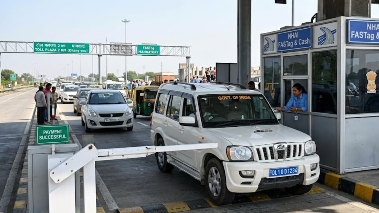 Free में टोल पार करने वालों को बड़ा झटका! सरकार बदलने जा रही है नियम, अब इन्हें देना होगा पूरा Tax