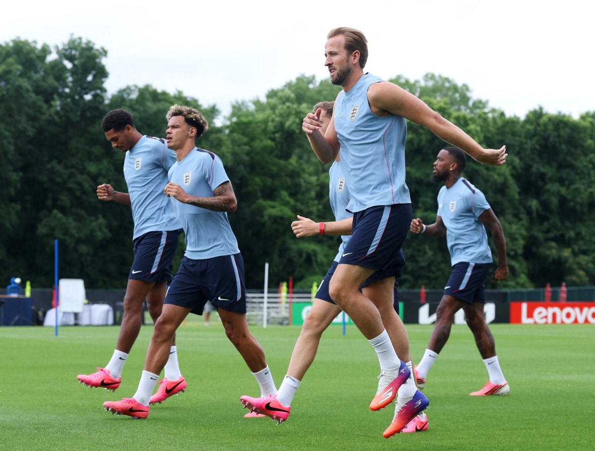 England delay World Cup flight to Mexico amid spying fears before last-16 match