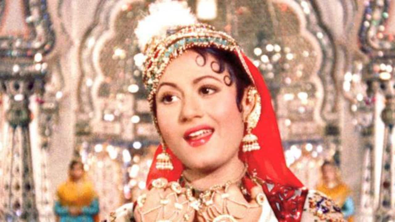 मधुबाला का ये गाना आज भी है फैंस का फेवरेट, जिसे 66 साल पहले लिखा था 105 बार,  फिल्म बनाने में झोंके 12 साल