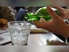 रेस्टोरेंट में बैठते ही सबसे पहले पानी क्यों सर्व किया जाता है? क्या आपको पता है इसकी वजह