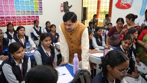 स्कूल चले हम अभियान: छात्राओं के बीच पहुंचे CM मोहन यादव, दुलार किया, सिर पर हाथ रखकर दिया आशीर्वाद