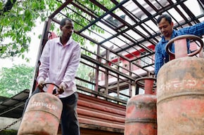 Good News: देशातील गॅस टंचाई पूर्णपणे संपली; जाणून घ्या सिलेंडर आणि पेट्रोल-डिझेल स्वस्त होणार का?