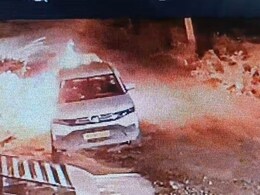 किशनगढ़ में सिरफिरे का आतंक! घर के बाहर खड़ी दो कारों को लगाई आग, CCTV में कैद हुई वारदात