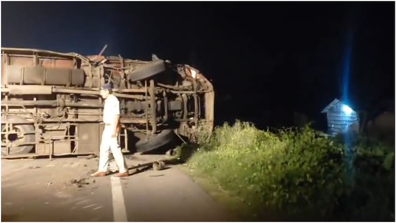 Bihar Road Accident: कार से टक्कर के बाद पलटी स्लीपर बस, 35 लोग घायल, 12 की हालत गंभीर; एक महिला का हाथ फटा