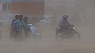 दिल्&zwj;ली में धूल भरी आंधी ने हिला डाला, 128 km की रफ्तार से चली हवा, 25 साल का रिकॉर्ड बना