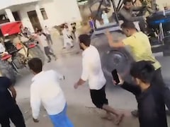 अलीगढ़ में ट्रैक्टरों की खींचातानी का VIDEO वायरल, स्टंट के दौरान युवक का पैर टूटने का दावा