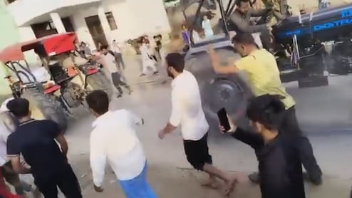 अलीगढ़ में ट्रैक्टरों की खींचातानी का VIDEO वायरल, स्टंट के दौरान युवक का पैर टूटने का दावा
