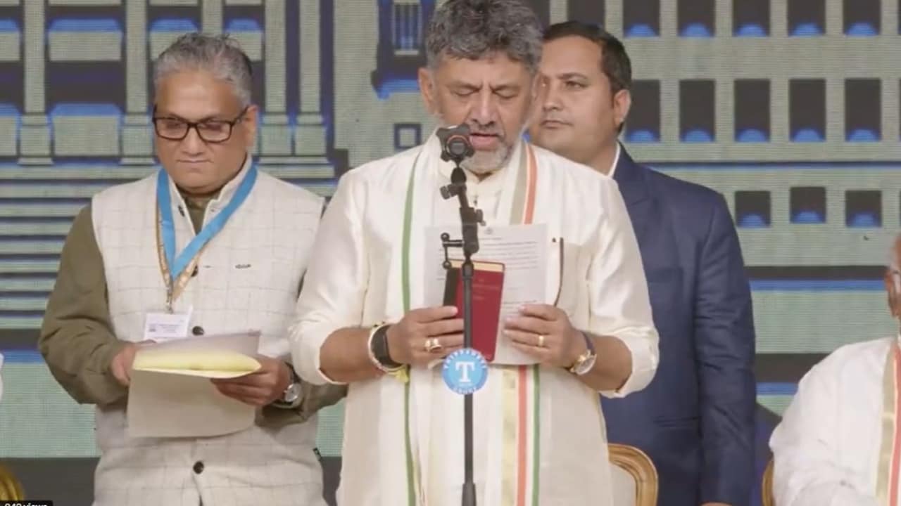 Karnataka Oath Live: कर्नाटक के नए CM बने डीके शिवकुमार, हाथ में संविधान की कॉपी लेकर ली शपथ