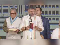 Karnataka Oath: कर्नाटक के नए CM बने डीके शिवकुमार, हाथ में संविधान की कॉपी लेकर ली शपथ