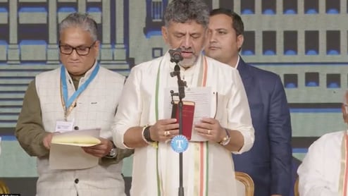 Karnataka Oath: कर्नाटक के नए CM बने डीके शिवकुमार, हाथ में संविधान की कॉपी लेकर ली शपथ
