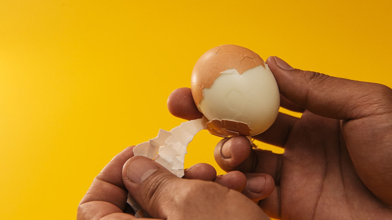 I Tried 5 Different Ways To Peel Boiled Eggs And This One Method Clearly Worked Best