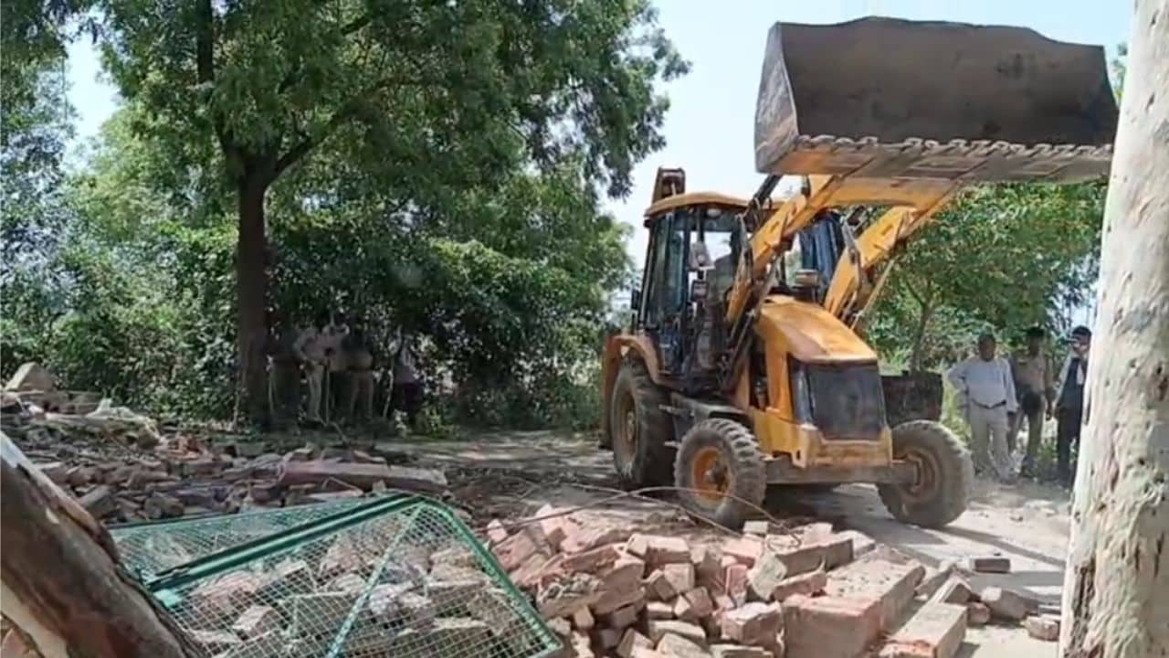 उन्नाव के कथित अवैध मदरसे को किया गया ध्वस्त, बुलडोजर कार्रवाई से इलाके में दहशत