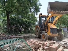 उन्नाव के कथित अवैध मदरसे को किया गया ध्वस्त, बुलडोजर कार्रवाई से इलाके में दहशत