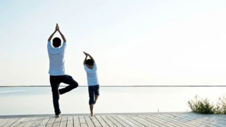 पापा के साथ करें ये 5 Yoga Poses, बढ़ेगी फिटनेस और बॉन्डिंग दोनों