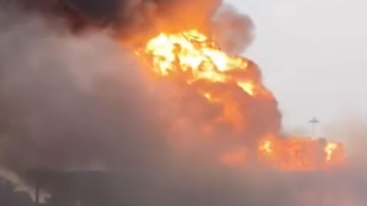 कौशांबी में डिवाइडर से टकरा कर LPG टैंकर में लगी आग, एक की ज‍िंदा जलकर मौत; 5 झुलसे