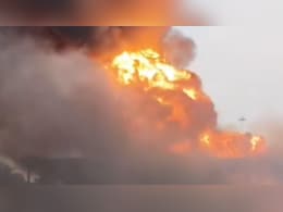 कौशांबी में डिवाइडर से टकरा कर LPG टैंकर में लगी आग, एक की ज&zwj;िंदा जलकर मौत; 5 झुलसे