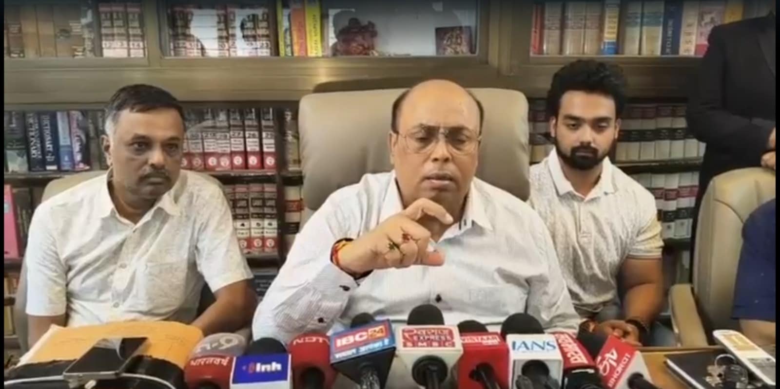Major Om Nagarjun Dowry Case: चेन्नई के रहने वाले कारोबारी पी. दक्षिणामूर्ति के वकील का कहना है कि ये मामला पूरी तरह से संदेहास्पद है. कविता को कई जगह चोटें भी लगी थीं