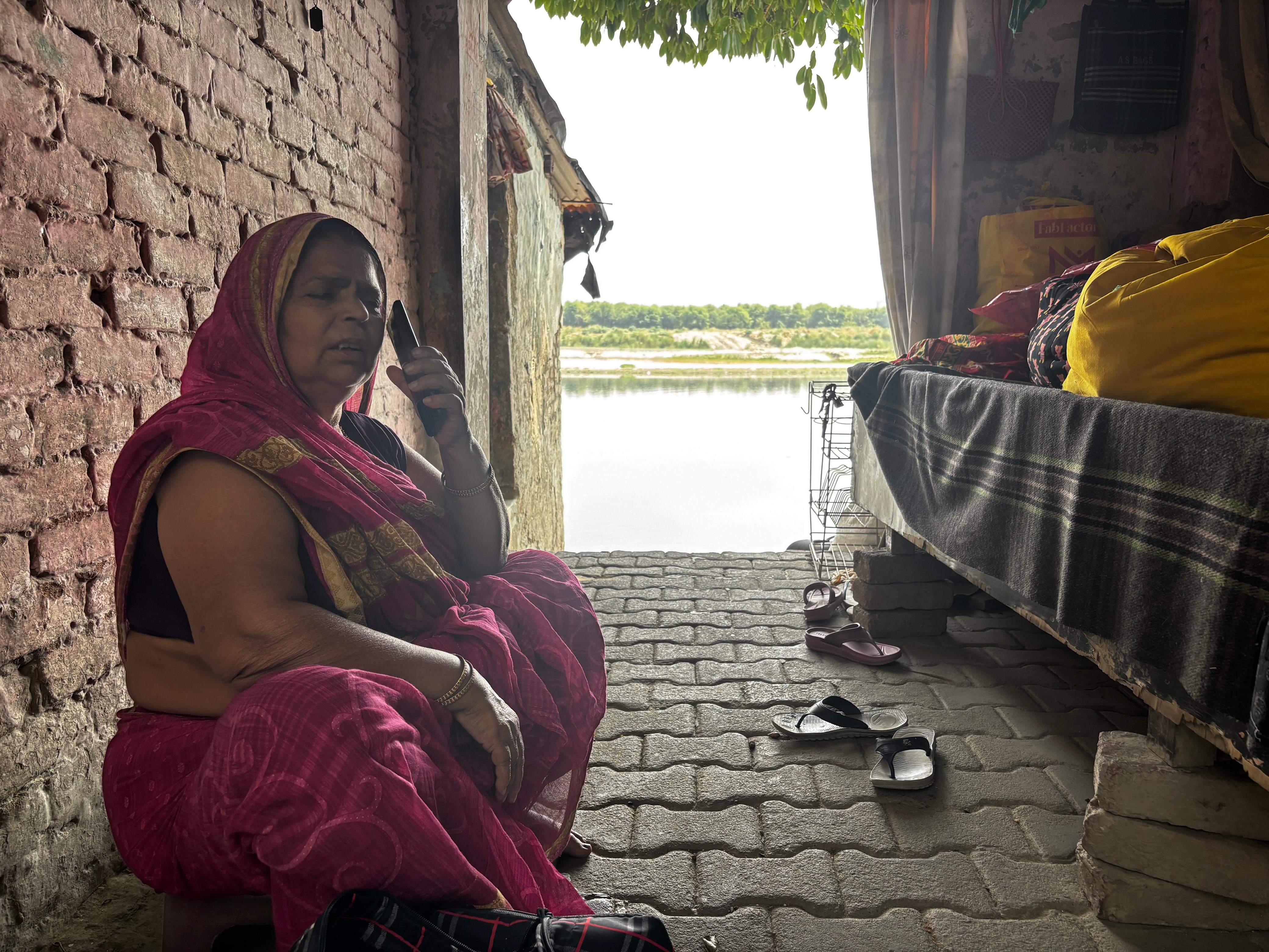 घर खाली करने की चिंता के बीच अपनी आपबीती बताती यमुना बाजार की महिला. घर खाली करने की चिंता के बीच अपनी आपबीती बताती यमुना बाजार की महिला.
