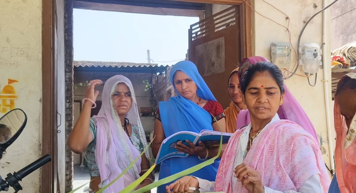 स्वास्थ्य विभाग की टीम घर-घर जाकर सर्वे कर रही है. स्वास्थ्य विभाग की टीम घर-घर जाकर सर्वे कर रही है.