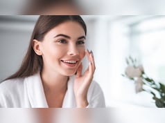 एक्ने और झाइयों से परेशान? तो अपनाएं डर्मेटोलॉजिस्ट के बताए ये 5 सिंपल टिप्स