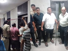 सूरत के पॉश वेसु इलाके में फिर अटकी लिफ्ट, 11वीं मंजिल पर एक घंटे तक फंसे रहे बुजुर्ग दंपती, फायर टीम ने बचाई जान