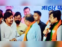 Mumbai News:  मुंबई विमानतळावर भाजप पदाधिकाऱ्याला अटक, रवींद्र चव्हाण यांच्यासोबतचा 'तो' फोटोही आला समोर