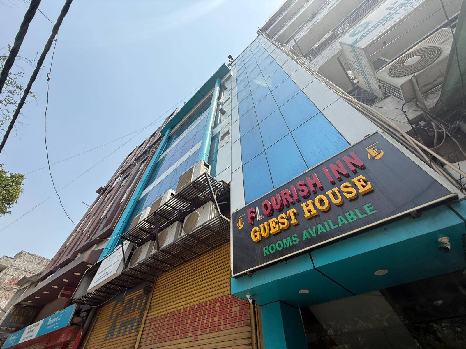 मालवीय नगर के फ्लोरिस इन होटल का फ्रंट, इसका पिछला हिस्सा और बेसमेंट ऐसा है, जहां दो मिनट खड़े होना भी मुश्किल.