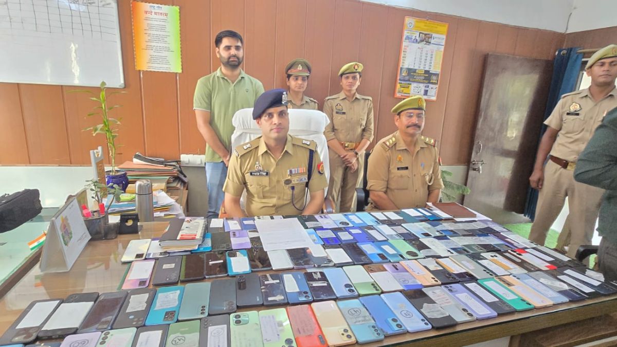 नोएडा: 2020 से मई 2026 तक गुम हुए 121 मोबाइल पुलिस ने ढूंढ निकाले, 35 लाख रुपये थी इनकी कीमत