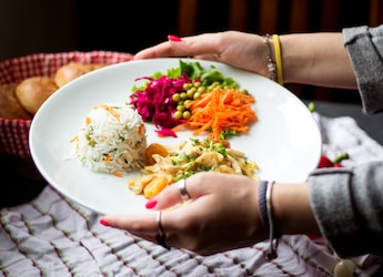 A Gastroenterologist Explains Why Early Dinners Are The Best Cure For Morning Acid Reflux