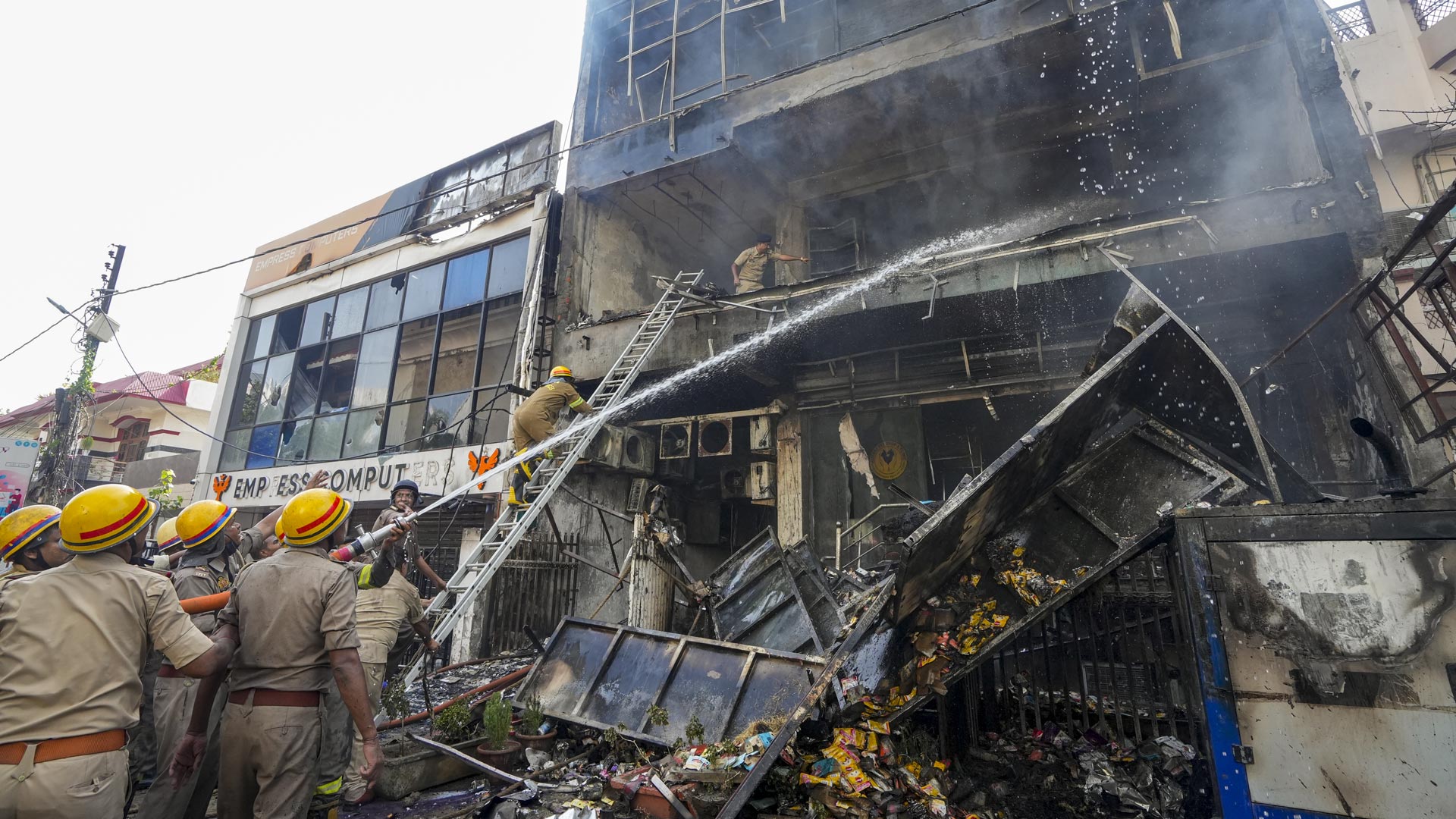 Lucknow Fire: CM Yogi Adityanath Visits Site After Tragedy, Seeks Report