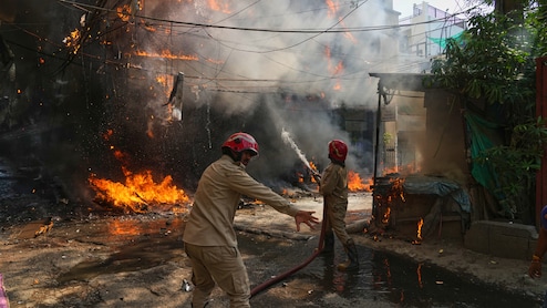 मालवीय नगर आग हादसे के बाद एक्शन में प्रशासन, साउथ दिल्ली में 10 इमारतों को किया सील