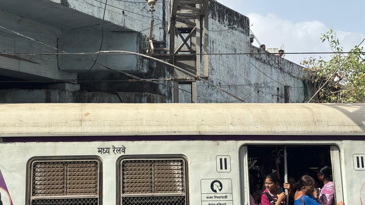 मुंबई की हार्बर लाइन पर लोकल ट्रेनों पर लगा ब्रेक, बिजली का तार बना वजह; आधे घंटे बाद सामान्य हुआ ट्रैफिक