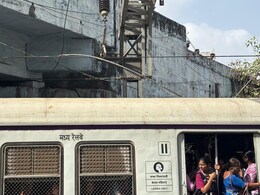 मुंबई की हार्बर लाइन पर लोकल ट्रेनों पर लगा ब्रेक, तार टूटने की वजह से दोनों ओर से ट्रेनें आना-जाना बंद