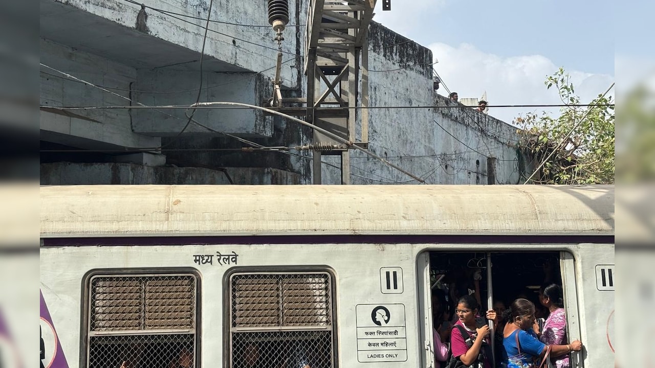 मुंबई की हार्बर लाइन पर लोकल ट्रेनों पर लगा ब्रेक, बिजली का तार बना वजह