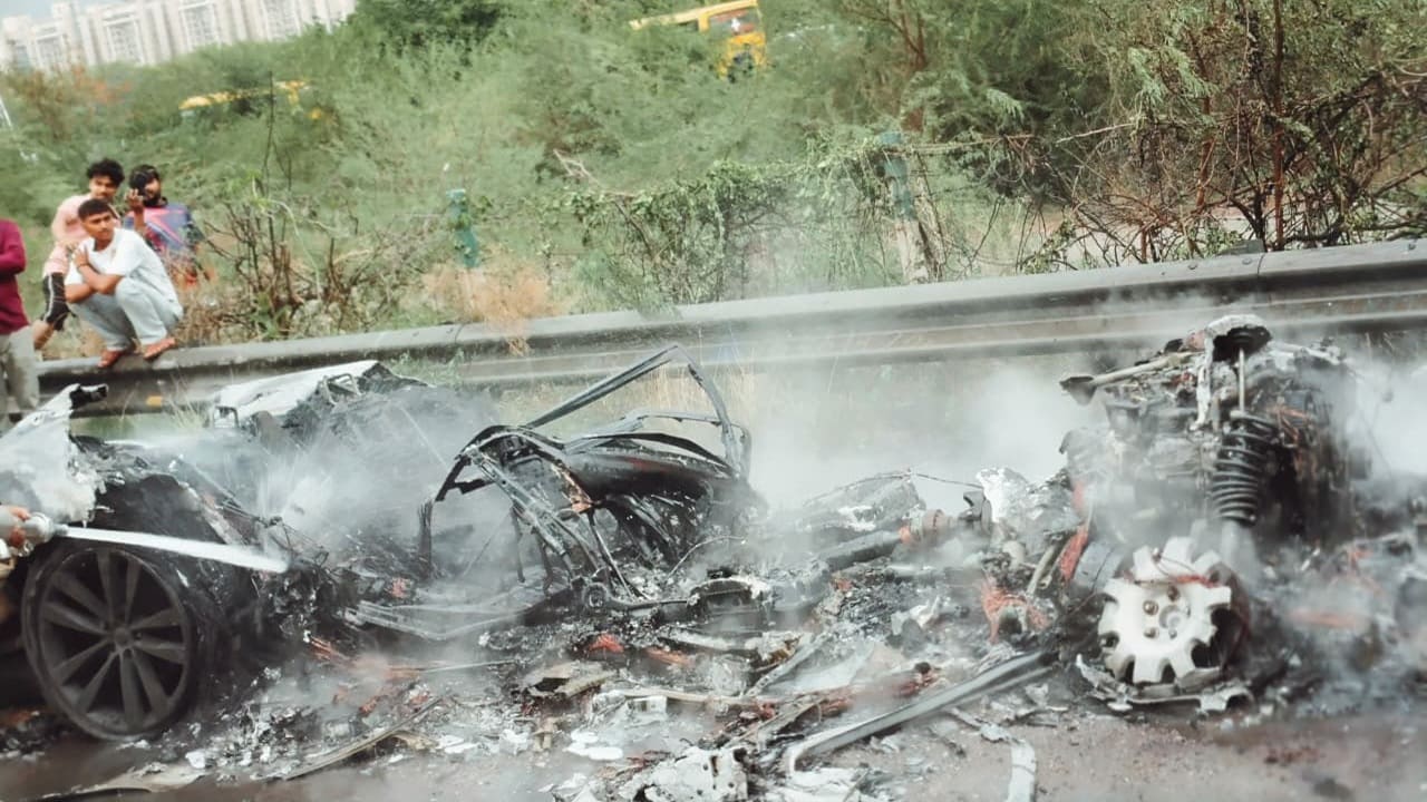 jaguar car catches fire yamuna expressway greater noida UP