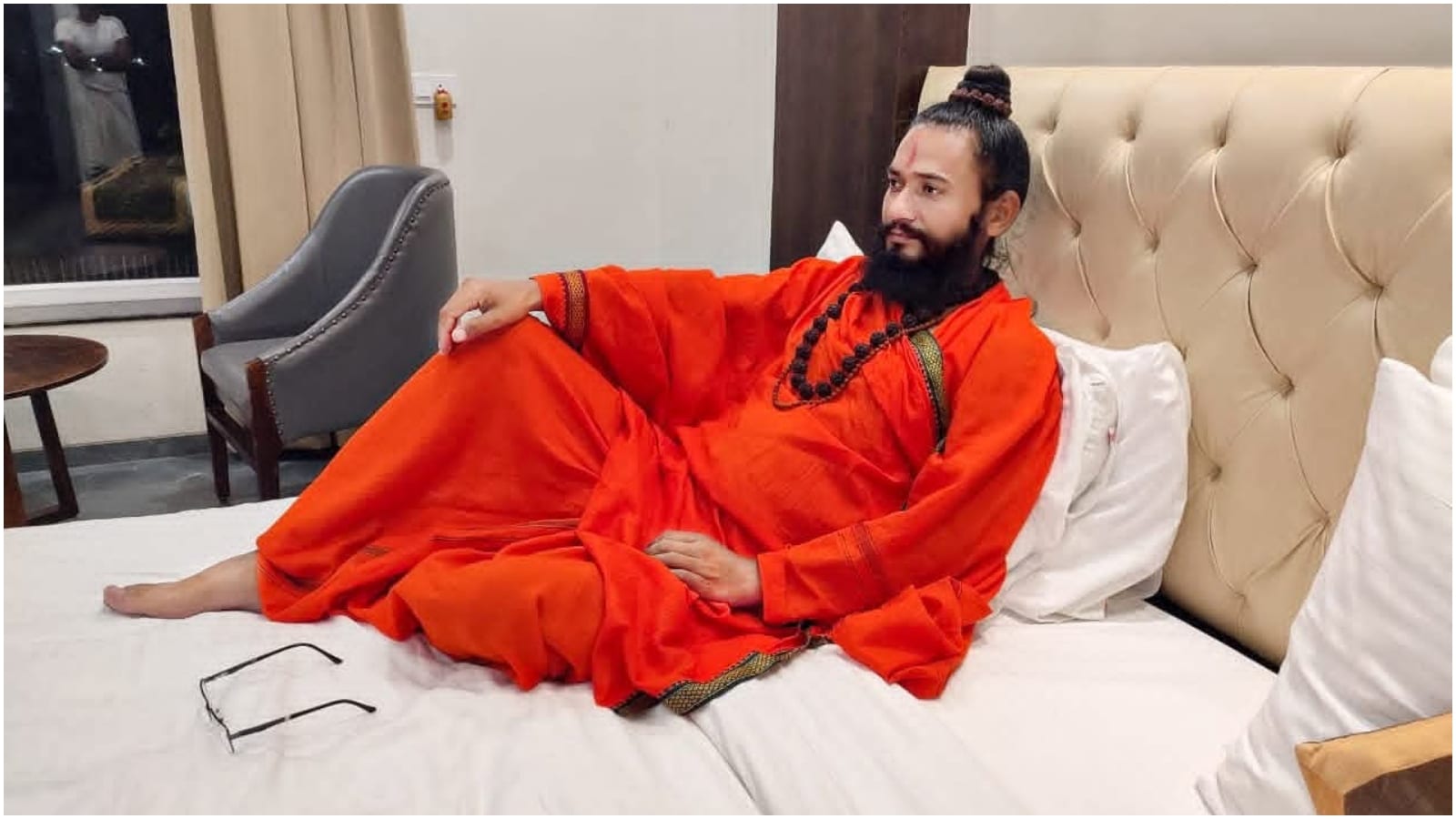 हत्याकांड के बाद महंत का फेसबुक पेज श्रद्धांजलि संदेशों से भर गया है. हत्याकांड के बाद महंत का फेसबुक पेज श्रद्धांजलि संदेशों से भर गया है.