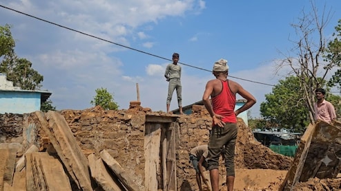 उल्दन बांध परियोजना: 2 दिन में उजड़ जाएगा सलैया गांव, बिलखते लोग बोले- 'पाई-पाई जोड़ बनाए थे घर'