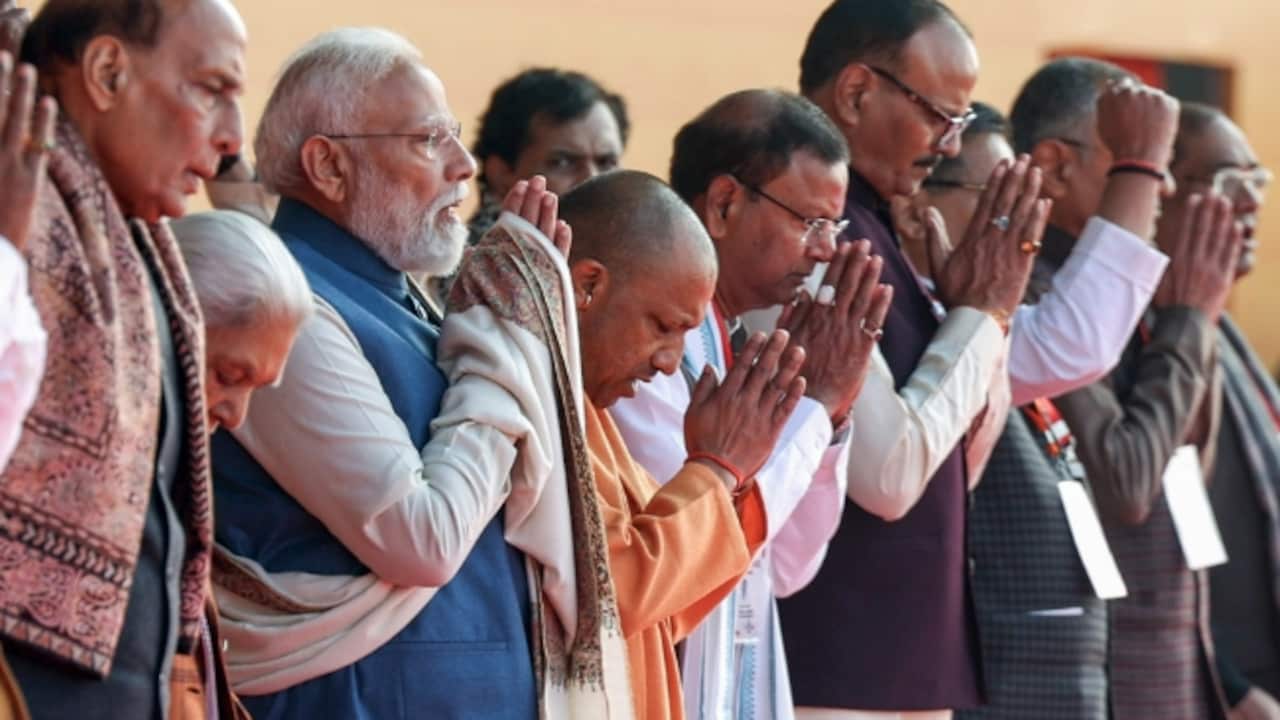 लखनऊ, 25 दिसंबर (एजेंसी): प्रधानमंत्री नरेंद्र मोदी ने गुरुवार को लखनऊ में राष्ट्र प्रेरणा स्थल के उद्घाटन पर एक सार्वजनिक बैठक के दौरान बधाई दी। इस मौके पर उत्तर प्रदेश की राज्यपाल आनंदीबेन पटेल, केंद्रीय रक्षा मंत्री राजनाथ सिंह, राज्य के मुख्यमंत्री योगी आदित्यनाथ, राज्य के उपमुख्यमंत्री ब्रजेश पाठक, प्रदेश भाजपा अध्यक्ष पंकज चौधरी और अन्य भी मौजूद हैं. (डीपीआर पीएमओ/एएनआई फोटो)
