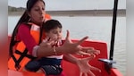 बोटिंग के दौरान बच्चे ने मां के हाथ से छीना iPhone और पानी में फेंका, VIDEO में देखें रिएक्शन