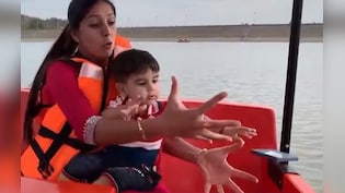 बोटिंग के दौरान बच्चे ने मां के हाथ से छीना iPhone और पानी में फेंका, VIDEO में देखें रिएक्शन