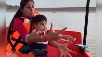 बोटिंग के दौरान बच्चे ने मां के हाथ से छीना iPhone और पानी में फेंका, VIDEO में देखें रिएक्शन