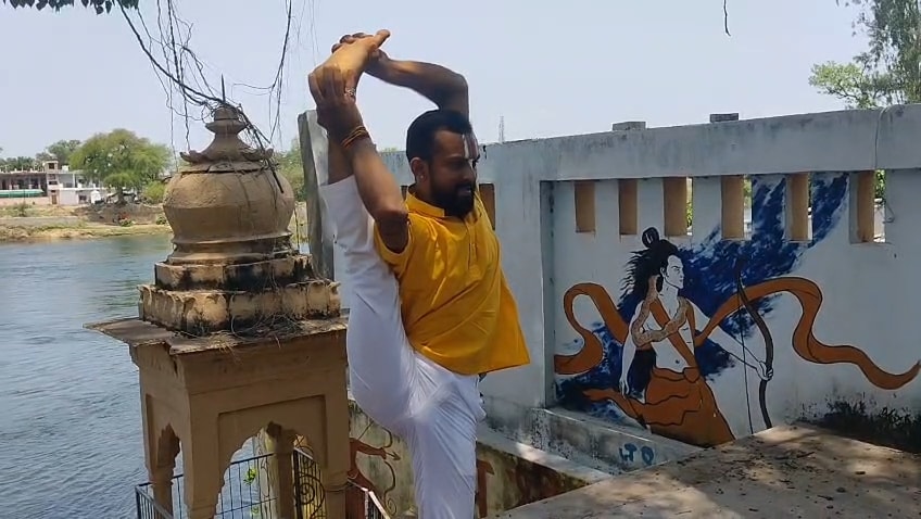International Yoga Day 2026: आदर्श पांडे एक और योग मुद्रा में International Yoga Day 2026: आदर्श पांडे एक और योग मुद्रा में