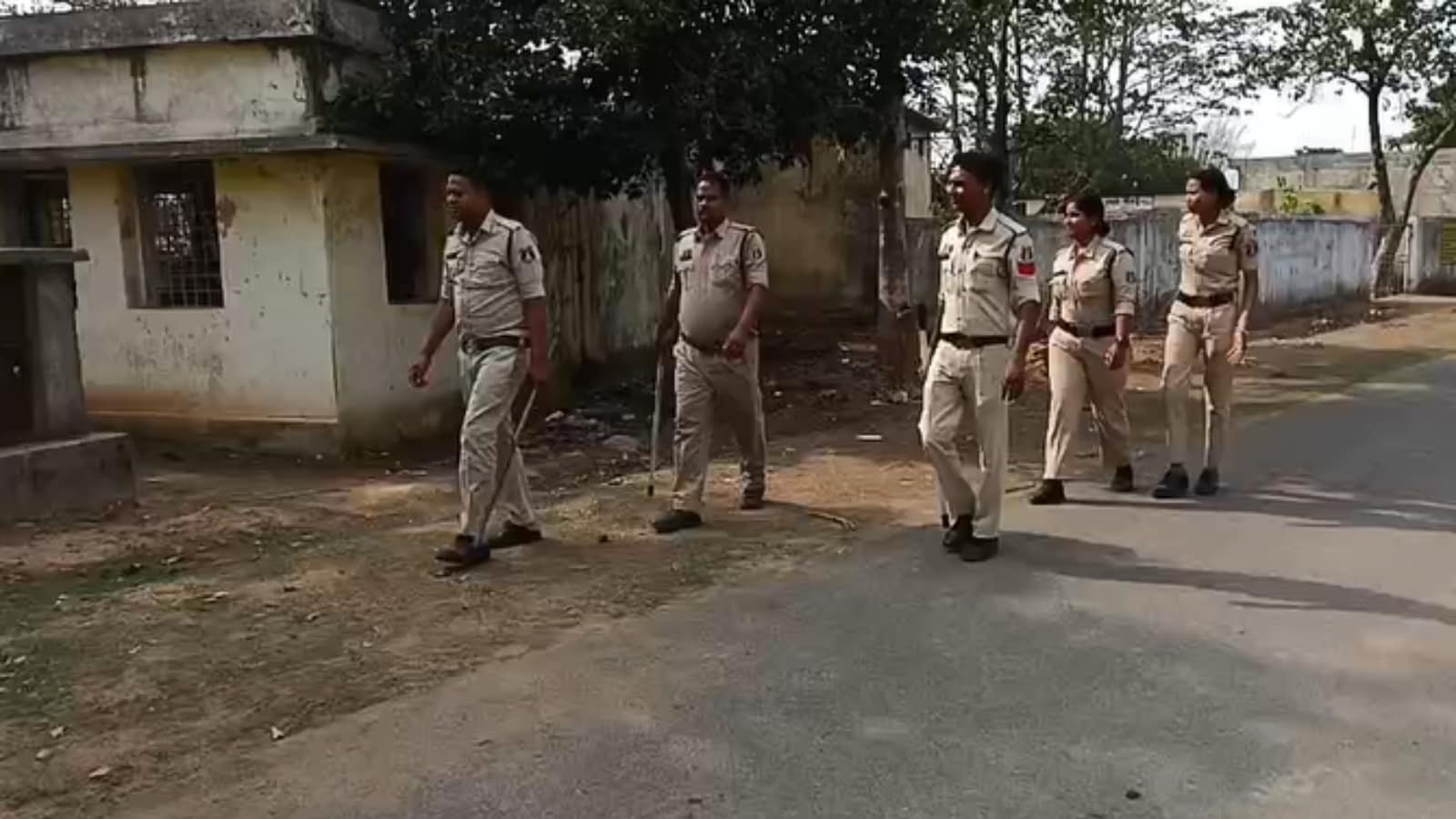 कटगोड़ी गांव में राउंड लगाती पुलिस की टीम. कटगोड़ी गांव में राउंड लगाती पुलिस की टीम.