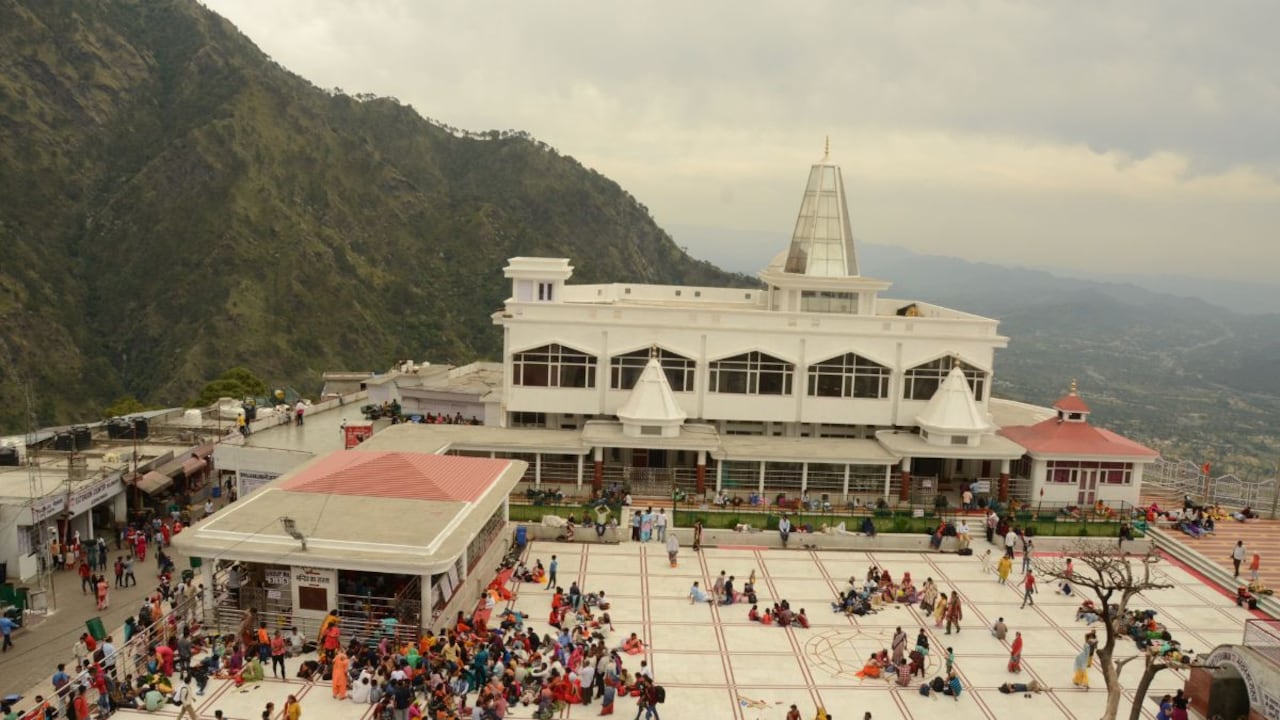 Pilgrims can walk on the track, hire ponies, take palkis, or use pithu services.